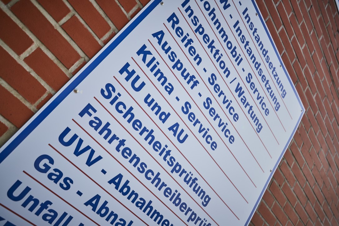 Leistungen der KFZ-Meisterwerkstatt Albert Tycho Kruse in Minden Leistungstafel an einer Werkstattfassade mit aufgelisteten KFZ-Services