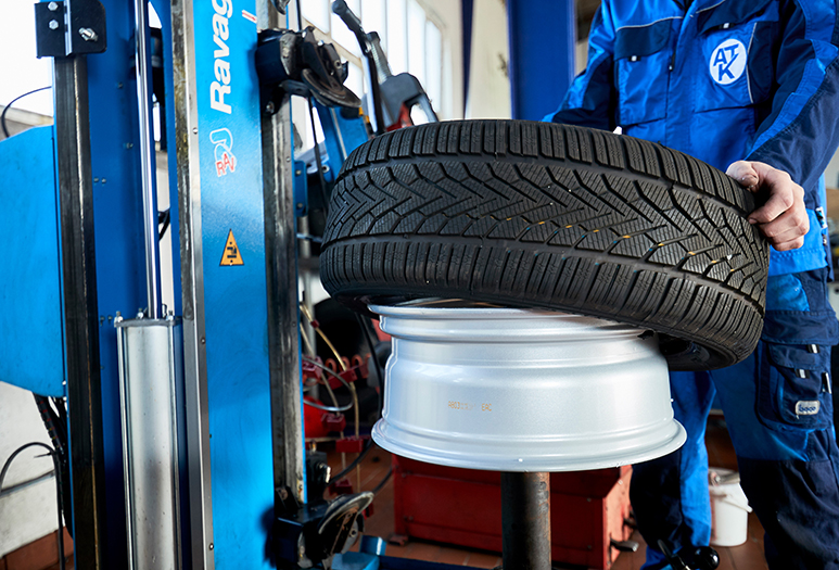 Reifenservice und Reifenmontage bei Albert Tycho Kruse in Minden Autoreifen wird auf eine Felge montiert an einer Reifenmontiermaschine
