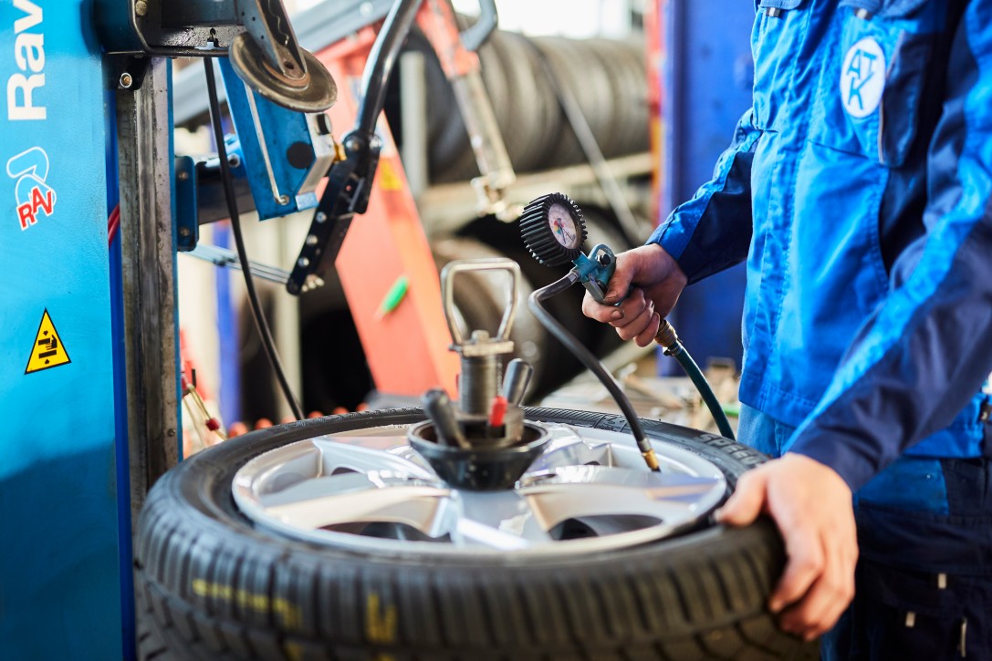 Reifenservice und Luftdruckprüfung bei Albert Tycho Kruse in Minden Mechaniker prüft den Luftdruck eines Autoreifens mit einem Messgerät
