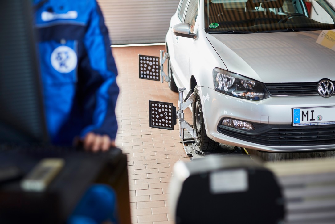 Achsvermessung für PKW bei Albert Tycho Kruse in Minden PKW steht auf einer Achsvermessungsanlage mit montierten Messplatten