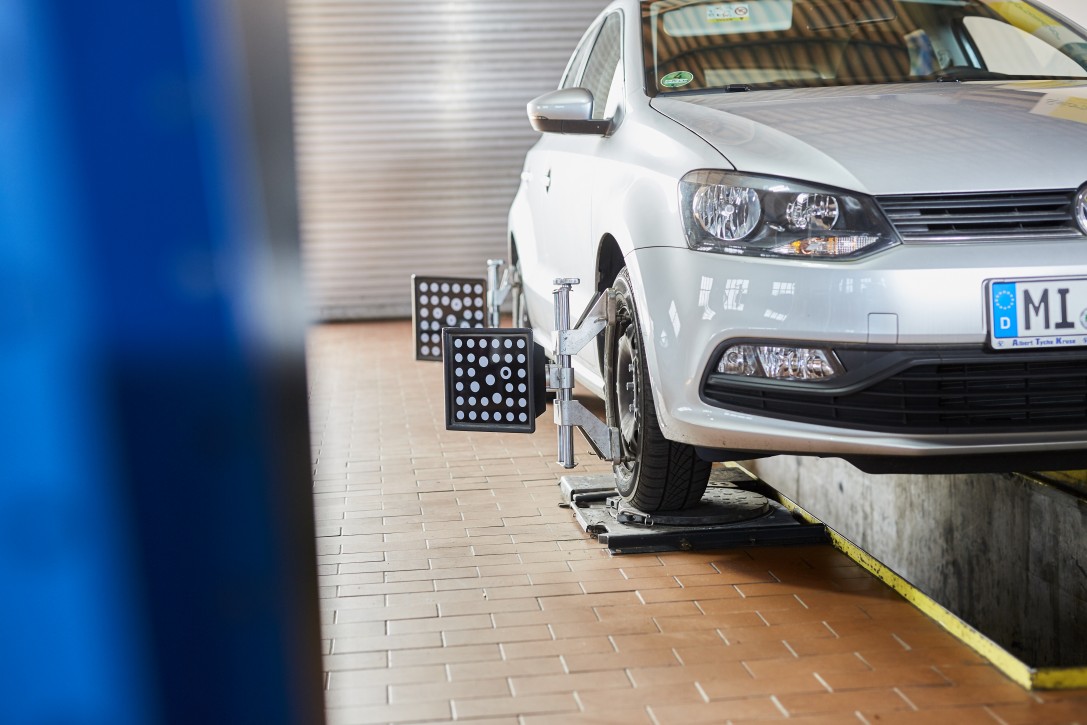 Achsvermessung für PKW bei Albert Tycho Kruse in Minden PKW steht auf einer Achsvermessungsanlage mit montierten Messplatten